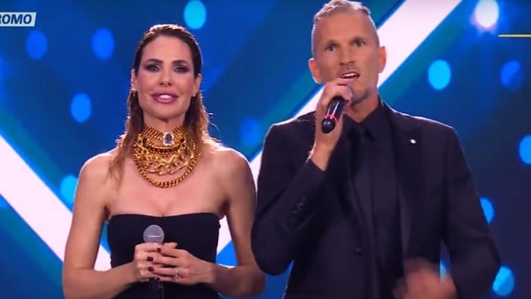 Vestito Ilary Blasi Battiti Live 2024: marca e prezzo folle stivali oro