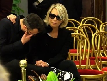 Maria De Filippi e il figlio Gabriele davanti al feretro di Costanzo in lacrime