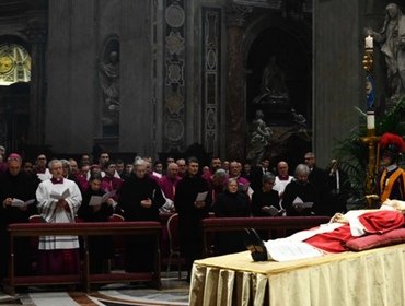 Funerali Benedetto XVI in tv, variazioni Mediaset e Rai: chi non va in onda