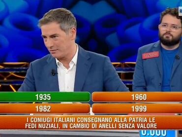 Marco Liorni loda Oro alla Patria (fascista) a L'Eredità, è polemica. VIDEO