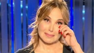 Barbara d’Urso vittima di un incidente domestico: «Non posso muovermi»