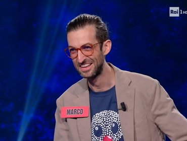 L'Eredità, Marco scherza e chiede se hanno cambiato parola: 'Non mi fate fesso'