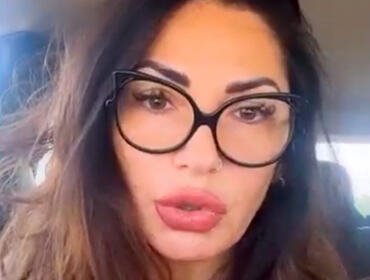 Ida Platano insultata: «Morirai in un camper». La sua reazione è esilarante