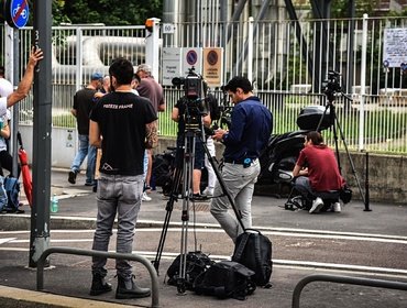 TG1 troupe derubata durante diretta morte Berlusconi: la vicenda