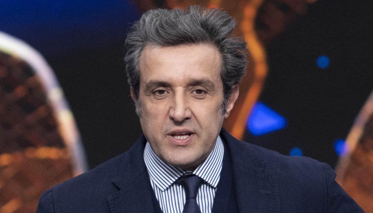 Flavio Insinna dopo L'Eredità rilancia Il pranzo è servito: '2000 euro possono servire'
