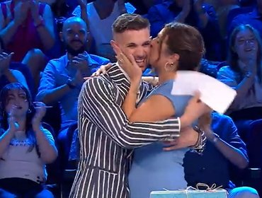 Affari Tuoi, Rosa Paola accetta l'offerta: De Martino 'sposa' la coppia