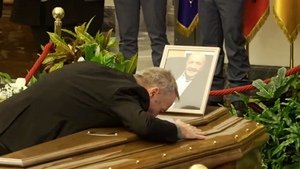 Pierluigi Diaco piange Costanzo: «Era il mio papà». Lacrime per Mara Venier