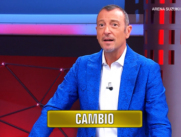 Affari Tuoi registrazione sospesa, «pancia di fuori»: Amadeus basito