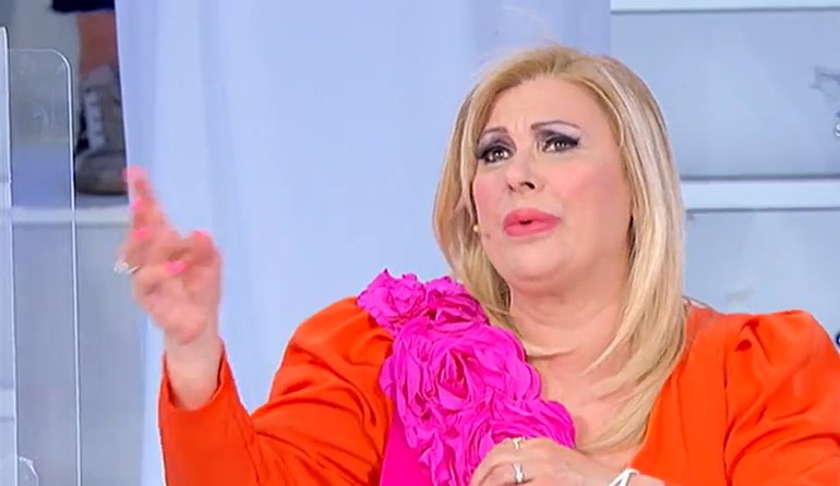 Uomini e Donne, Armando contro Gloria: 'perdete la dignità per un po' di tv'