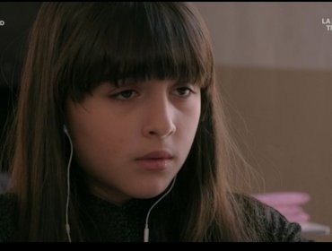 Un posto al sole, anticipazioni 12 aprile: Bianca ruberà il cellulare a Viola?