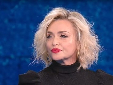 Paola Barale fa terra bruciata in tv: stoccate a Costanzo e Bongiorno
