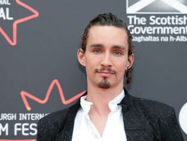 The Umbrella Academy 2: chi è Robert Sheenan, l'attore che interpreta Klaus