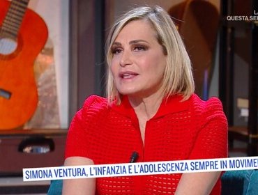 Simona Ventura a Oggi è un altro giorno mostra la sua foto da giovanissima
