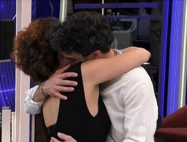 Beatrice Luzzi e Garibaldi: scatta il bacio nella notte al GF (video)