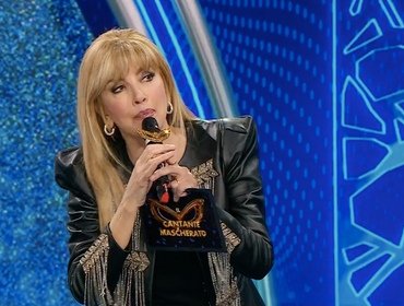 Cantante Mascherato: Milly Carlucci rimanda uno spareggio e chiude la diretta