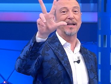 Affari Tuoi, Eva dalla Puglia fa una scelta sofferta e accetta l'offerta del Dottore