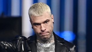 Fedez contro trasmissione Mediaset: «Indagano se sono gay, che schifo»