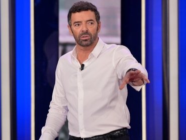 Alberto Matano rifatto, ecco cosa: «Serve una certa presenza»