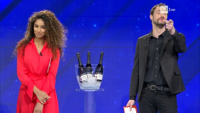 L'eredità, il professore Andrea scherza con Flavio Insinna: 'Sei un boomer'