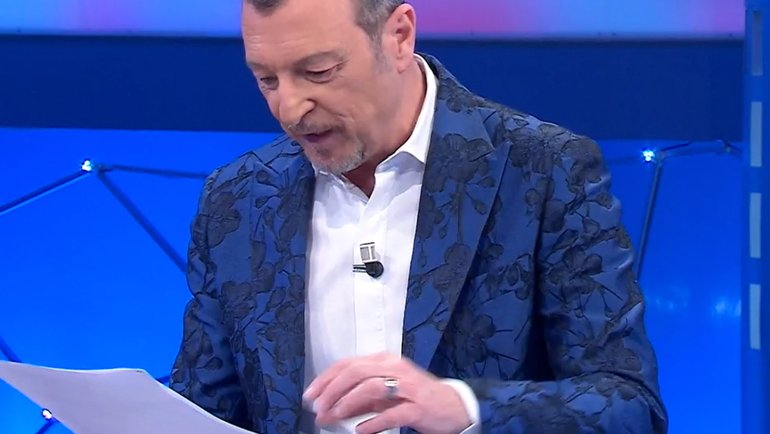 Affari Tuoi, Flavio e Giulia accettano l'assegno: Amadeus lancia messaggio