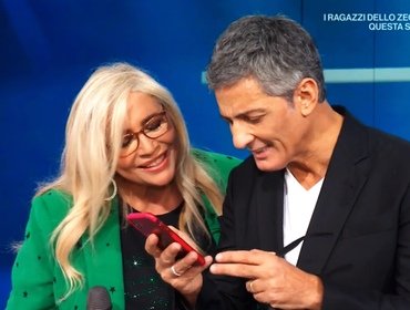 Bufera Mara Venier, Fiorello la difende e i colleghi stanno zitti. Paura?