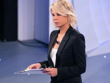 Ascolti TV 22 gennaio, C'è posta per te imbattibile: Maria De Filippi lascia lo studio