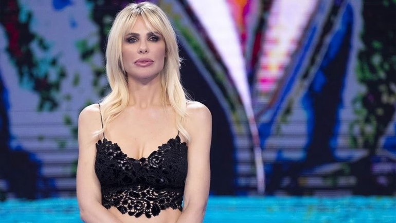 Isola, naufrago sorprende due a fare l'amore: «Che schifo prendo un bastone»