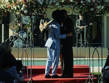 Rai censura bacio gay serie Gloria con Sabrina Ferilli? Polemica e VIDEO
