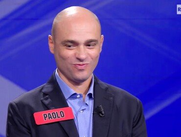 L'Eredità, Paolo sbaglia porta e scivola sulla pista: 'Flavio un pochino mi ami?'
