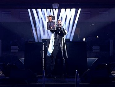 Fedez a Sanremo esibizione non autorizzata Rai: attacchi e omaggio (VIDEO)