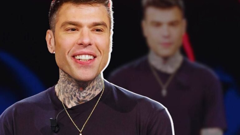 Fedez paparazzato con la nuova fiamma: FOTO del bacio e chi è