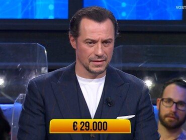 Ascolti Tv 28 febbraio, Stefano Accorsi ai Soliti Ignoti esulta con Amadeus nel finale
