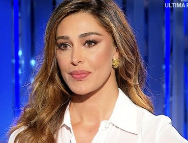 Belen Rodriguez furiosa contro hater: «Fatti i ca**i tuoi». Cosa ha scritto