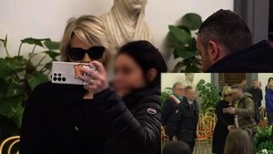 Maria De Filippi, chiesti selfie alla camera ardente di Costanzo: «Vergogna»