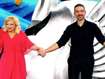 Il Cantante Mascherato, Cigno sono Sandra Milo e Mezzancella: eliminati subito