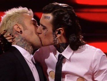 Rosa Chemical bacia Fedez a Sanremo 2023, Chiara Ferragni: «Senza parole». VIDEO