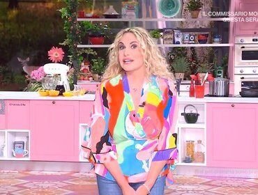 È sempre mezzogiorno, Antonella Clerici si scusa al gioco telefonico: 'Sono napoletana'