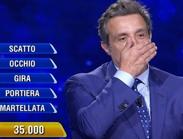 L'Eredità, Alessio non 'molla' il 'dito' e Insinna: 'Se hai un'idea, devi perseguirla'