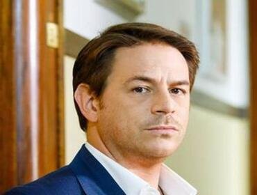 Un posto al sole, trama 24 novembre 2023: Filippo alla ricerca del nuovo speaker