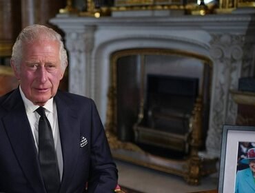 Re Carlo condizioni di salute peggiorate e piano funerali aggiornato