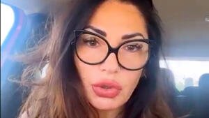 Ida Platano insultata: «Morirai in un camper». La sua reazione è esilarante