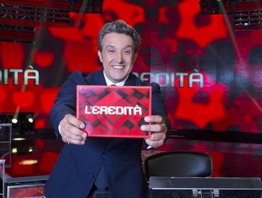 L'Eredità finisce con un 'ciao' e la standing ovation a Flavio Insinna