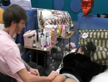 GF Vip, Manuel e il massaggio bollente a Lulù: «Siamo in fascia protetta»