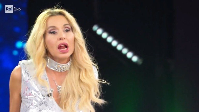 Valeria Marini piange a Ne Vedremo delle Belle e perde la testa: «Non ho bisogno della ribalta»