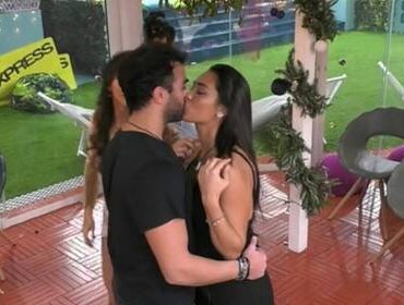 Capodanno al GF Vip: tra baci al vischio e bicchieri di troppo