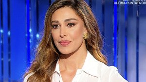 Belen Rodriguez furiosa contro hater: «Fatti i ca**i tuoi». Cosa ha scritto