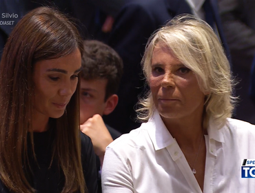 Silvia Toffanin e De Filippi ai funerali di Berlusconi: perché Maria veste di bianco
