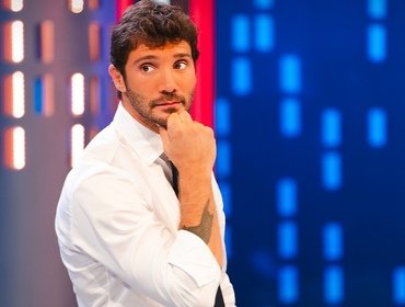 Affari Tuoi in prima serata, De Martino e concorrenti Vip: anticipazioni