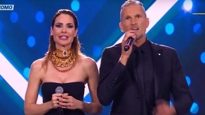 Vestito Ilary Blasi Battiti Live 2024: marca e prezzo folle stivali oro