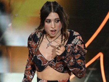 Angelina Mango cade a Sanremo, pubblico in delirio e standing ovation